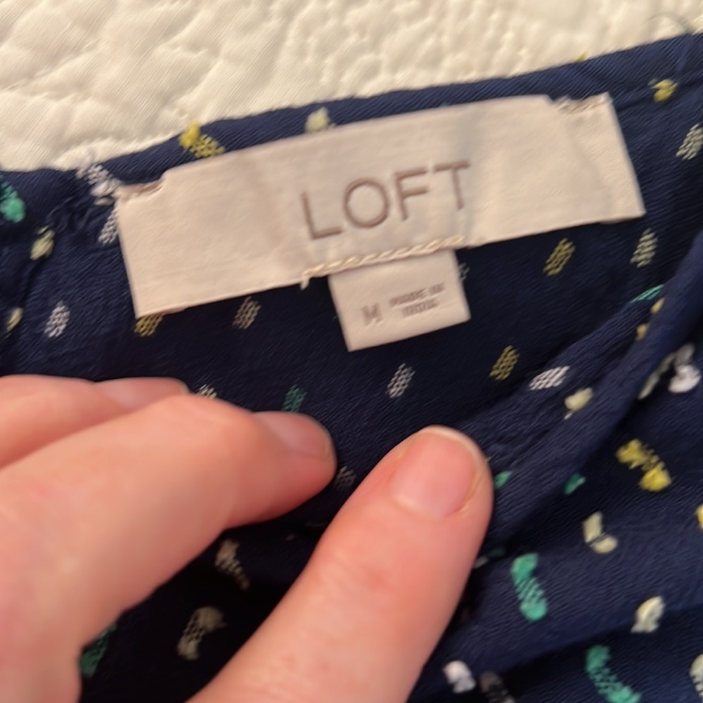 LOFT Clip Ruffle V-Back Shell in Multi Navy size Medium - Picture 4 of 11